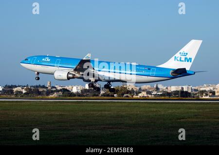 KLM - Royal Dutch Airlines Airbus A330-203 (REG: PH-AOD) Ankunft in Malta für den Service am Abend. Stockfoto