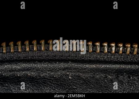 Detail der Verriegelung Reißverschluss auf schwarzem Leder Jacke. Nahaufnahme der Makro-Aufnahme mit lokalem Fokus. Vertikale Makrofotografie. Stockfoto