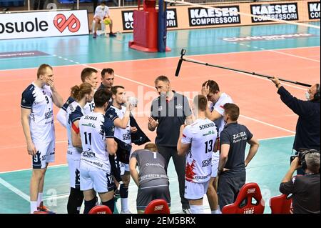 Civitanova Marche, Italien. Februar 2021, 24th. 2/24/2021 - Zeitüberschreitung der Grupa Azoty Kedzierzyn Kozle während Cucine Lube Civitanova vs Grupa Azoty Kedzierzynyn Kozle, CEV Champions League Volleyball Spiel in Civitanova Marche, Italien, Februar 24 2021 (Foto von IPA/Sipa USA) Quelle: SIPA USA/Alamy Live News Stockfoto