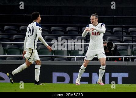 Gareth Bale von Tottenham Hotspur (rechts) feiert das dritte Tor ihrer Mannschaft während der UEFA Europa League Runde von 32, das zweite Beinspiel im Tottenham Hotspur Stadium, London. Bilddatum: Mittwoch, 24. Februar 2021. Stockfoto