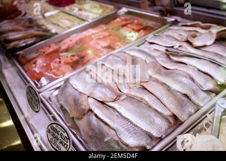 Russ & Daughters ist eine kulinarische und kulturelle Ikone New Yorks, die für ihre köstlichen Speisen von höchster Qualität bekannt ist: Geräucherter Fisch, Kaviar, Bagels, Bialys Stockfoto