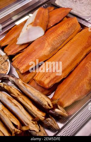 Russ & Daughters ist eine kulinarische und kulturelle Ikone New Yorks, die für ihre köstlichen Speisen von höchster Qualität bekannt ist: Geräucherter Fisch, Kaviar, Bagels, Bialys Stockfoto