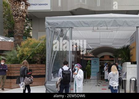 Athen, Griechenland - 3. November 2020: Ärzte helfen Menschen, die außerhalb der Klinik während der COVID-19-Coronavirus-Pandemie warten. Stockfoto