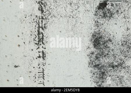 Verblasste weiße Farbe auf der Glasoberfläche. Hintergrundtextur mit Kopierbereich. Stockfoto