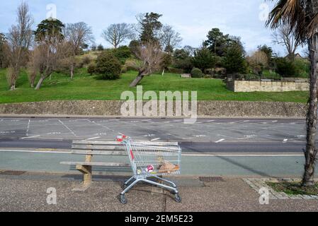 Verlassene Einkaufswagen an der Strandpromenade in Southend on Sea, Essex, Großbritannien, mit Bierkistchen und Wurf zum Mitnehmen Stockfoto