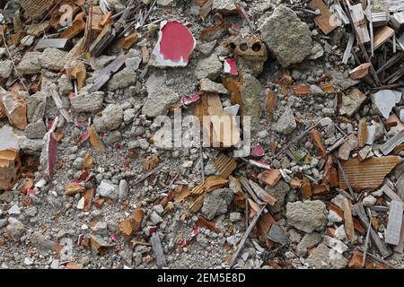 Haufen von Schutt zerbrochenen Ziegeln und Baumaterial aus einem abgerissenen Haus. Stockfoto