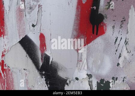 Verschmutzte, sprühlackierte Glasoberfläche mit zerrissenen Papierflecken. Hintergrundstruktur. Stockfoto