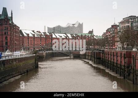 Hamburg, Deutschland. Februar 2021, 01st. Häuser der historischen Speicherstadt am Zollkanal vor der Kulisse der Elbphilharmonie. Quelle: Soeren Stache/dpa-Zentralbild/ZB/dpa/Alamy Live News Stockfoto