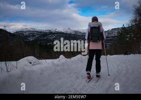 Junge Frau Skilanglauf in Norwegen Stockfoto