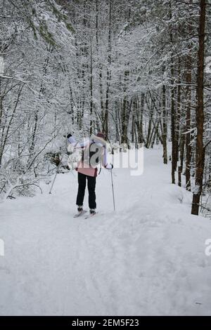 Junge Frau Skilanglauf in Norwegen Stockfoto