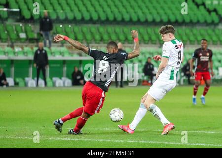 GRONINGEN, NIEDERLANDE - FEBRUAR 24: Leroy Fer von Feyenoord und Jorgen Strand Larsen vom FC Groningen während des Eredivisie-Spiels zwischen dem FC Groningen Stockfoto