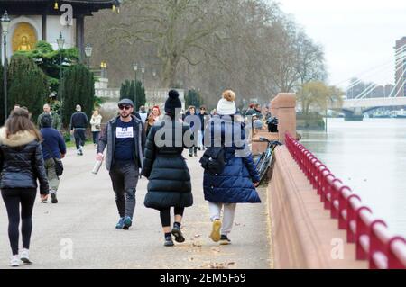 London, Großbritannien. Februar 2021, 24th. Die Menschen genießen einen sonnigen Tag im Battersea Park während der Coronavirus-Sperre. Kredit: JOHNNY ARMSTEAD/Alamy Live Nachrichten Stockfoto