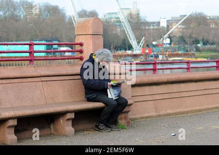 London, Großbritannien. Februar 2021, 24th. Die Menschen genießen einen sonnigen Tag im Battersea Park während der Coronavirus-Sperre. Kredit: JOHNNY ARMSTEAD/Alamy Live Nachrichten Stockfoto