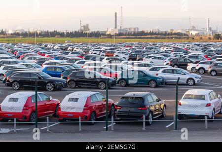 Import von neuen Autos zum Verkauf in einem Parkplatz, Automobilindustrie Stockfoto