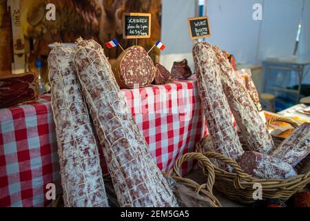 Neckargemuend, Deutschland: 6. September 2019: Verschiedene Arten von Salami auf einem Gourmet-Markt mit französischen Produkten ausgestellt Stockfoto