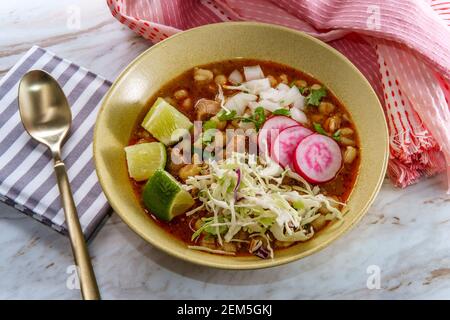 Mexikanisches Pozole rojo Schweinefleisch und hominy Eintopf mit Vielzahl von Frisches Gemüse Toppings zu garnieren Stockfoto