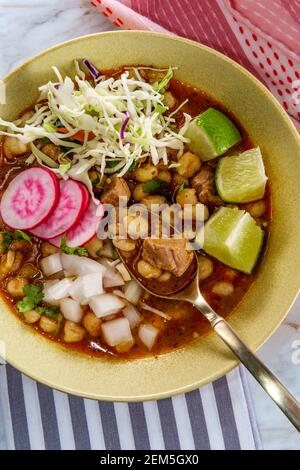 Mexikanisches Pozole rojo Schweinefleisch und hominy Eintopf mit Vielzahl von Frisches Gemüse Toppings zu garnieren Stockfoto