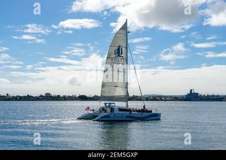 Touristisches Katamaran-Segelboot in der Mission Bay von San Diego, Kalifornien, USA. Segel-Katamaran mit weißen Segeln auf ruhigem Wasser. Luxus-Katamaran ex Stockfoto