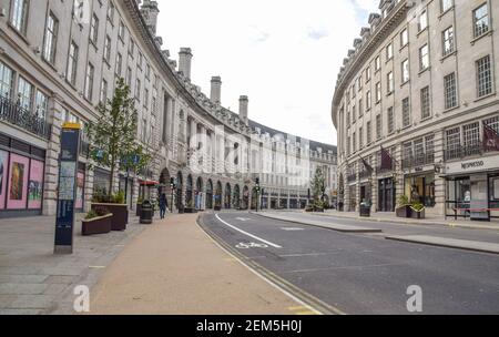 Eine leere und verlassene Regent Street in London, wo die Geschäfte geschlossen bleiben.England wird ab März in mehreren Phasen mit der Lockerung der Sperrungsbeschränkungen beginnen.Geschäfte, Bars und Restaurants werden voraussichtlich im April wiedereröffnet. Stockfoto