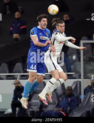 Tottenham Hotspur's Gareth Bale und Wolfsberger AC's Jonathan Scherzer während der UEFA Europa League Runde von 32, zweites Beinspiel im Tottenham Hotspur Stadium, London. Bilddatum: Mittwoch, 24. Februar 2021. Stockfoto