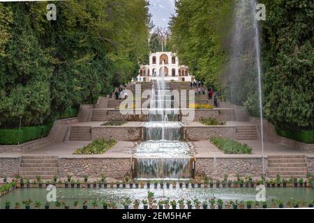 Mahan, Iran - 04,09.2019: Wasserkaskaden des Shahzadeh Mahan Historical Garden, Iran. Schöner persischer Garten mit Wasser fließt durch ihn hinein Stockfoto