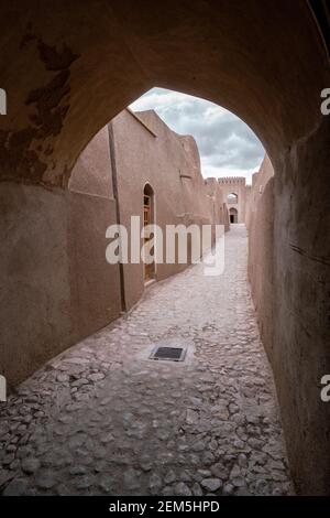 Enge Straßen der alten persischen Stadt aus Lehmziegeln gebaut. Rayen Citadel, Mahan, Iran, Persien. Stockfoto