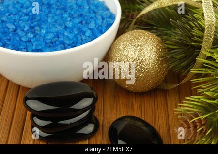 Kursalz, Steine und Weihnachtskugel mit künstlichem Weihnachtsbaum. Neujahrs- oder Weihnachtskarte. Stockfoto
