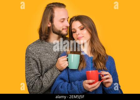 Guten Morgen zusammen. Schönes Paar mit einer Tasse Tee. Familie in warmen Kleidern mit Tasse heißen Getränken. Stockfoto