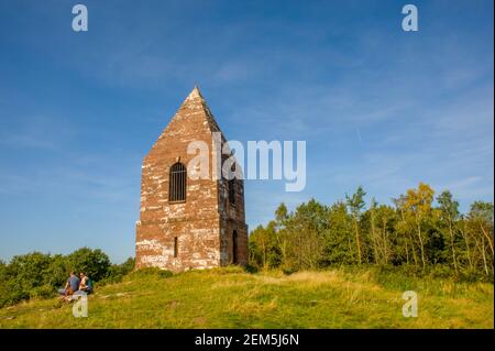 Das Leuchtfeuer auf der Spitze des Hügels oberhalb von Penrith Cumbria. An einem sonnigen Sommermorgen. Stockfoto