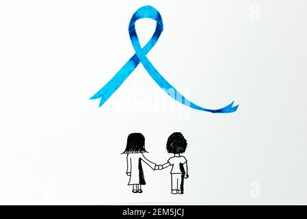 Zeichnen mit zwei Kindern vor blauem Band mit Bleistiften - nationaler Monat zur Verhinderung von Kindesmissbrauch Stockfoto