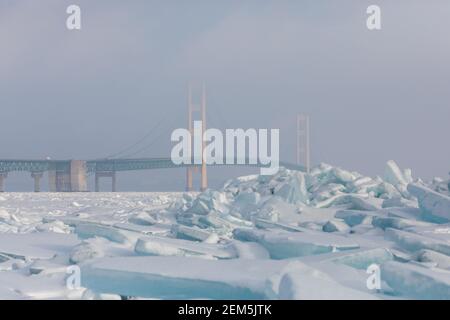 Blaue Eisblöcke vor der Mackinac Bridge Stockfoto