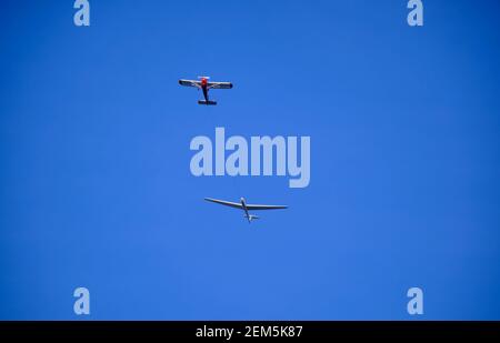 Segelflugzeug gezogen von einem kleinen Flugzeug unter einem klaren Blauer Himmel Stockfoto