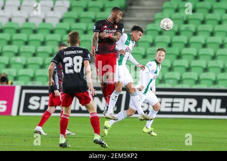 GRONINGEN, NIEDERLANDE - FEBRUAR 24: Leroy Fer von Feyenoord und Daniel van Kaam vom FC Groningen während des Eredivisie-Spiels zwischen dem FC Groningen und Stockfoto