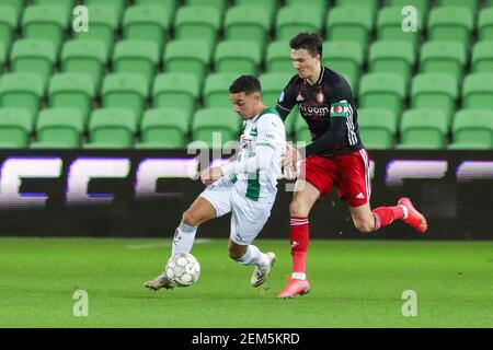 GRONINGEN, NIEDERLANDE - FEBRUAR 24: Daniel van Kaam vom FC Groningen und Steven Berghuis von Feyenoord während des Eredivisie-Spiels zwischen dem FC Groninge Stockfoto