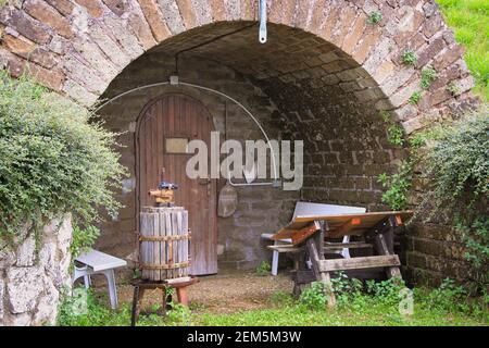 Eintritt in einen alten italienischen Weinkeller Stockfoto