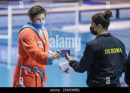 Rom, Italien. 24th Feb, 2021. Initial greeting during Quarter Finals - Lifebrain SIS Roma vs Dunaujavaros, Waterpolo EuroLeague Frauenspiel in Rom, Italien, Februar 24 2021 Quelle: Independent Photo Agency/Alamy Live News Stockfoto