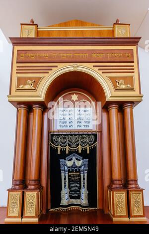 Türen der Arche aus geschnitztem Holz mit den Tora-Rollen in der Woronesch-Synagoge in Rostow am Don, Russland, 17. Februar 2021. Stockfoto