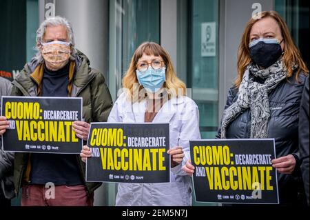 USA. Februar 2021, 24th. Am 24. Februar 2021 wurde eine Delegation von New Yorkern, die früher inhaftiert waren, im öffentlichen Gesundheitswesen tätig, Mitglieder der COVID-19 New York Working Group, Gemeindevertreter und besorgte New Yorker organisierten eine Kundgebung vor dem Büro von Gouverneur Cuomo in Manhattan, um einen Brief zu überreichen, in dem sie forderten, dass Cuomo den Zugang zu COVID-19-Impfstoffen auf alle Menschen ausweitet, die im Staat New York inhaftiert sind, nicht nur auf Personen über 65 Jahre. (Foto von Erik McGregor/Sipa USA) Quelle: SIPA USA/Alamy Live News Stockfoto