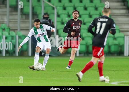 GRONINGEN, NIEDERLANDE - FEBRUAR 24: Daniel van Kaam vom FC Groningen und Orkun Kokcu von Feyenoord während des Eredivisie-Spiels zwischen dem FC Groningen an Stockfoto