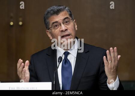 Washington, Usa. Februar 2021, 24th. Xavier Becerra erscheint vor der Anhörung des Finanzausschusses des Senats über seine Ernennung zum Sekretär für Gesundheit und menschliche Dienste (HHS) am 24. Februar 2021 auf dem Capitol Hill in Washington, DC. Falls bestätigt, wäre Becerra der erste lateinische Sekretär des HHS. Pool Foto von Michael Reynolds/UPI Kredit: UPI/Alamy Live Nachrichten Stockfoto