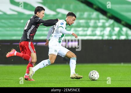 GRONINGEN, NIEDERLANDE - FEBRUAR 24: Steven Berghuis von Feyenoord und Daniel van Kaam vom FC Groningen während des Eredivisie-Spiels zwischen dem FC Groninge Stockfoto