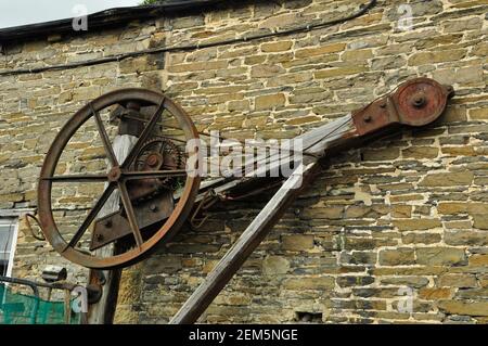 Die Überreste eines alten Eisenbahnkran. An der Wand des Bahnhofsgebäudes in Leyburn in Yorkshire. England.Vereinigtes Königreich Stockfoto