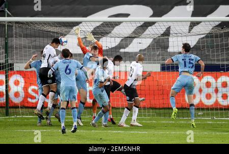 Ben Cabango (links) von Swansea City erzielt das erste Tor des Spiels während des Sky Bet Championship-Spiels im Liberty Stadium, Swansea. Bilddatum: Mittwoch, 24. Februar 2021. Stockfoto