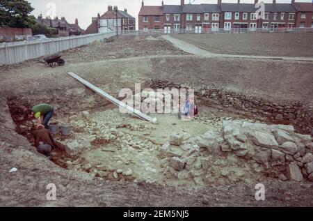 South Shields in der Nähe von Newcastle - Ruinen einer großen römischen Festung Arbeia, Key Garnison bewacht Seeweg zu Hadrians Mauer. Aushubarbeiten in Nord-West Winkel Turm der Festung. Archivscan von einem Dia. Juni 1974. Stockfoto