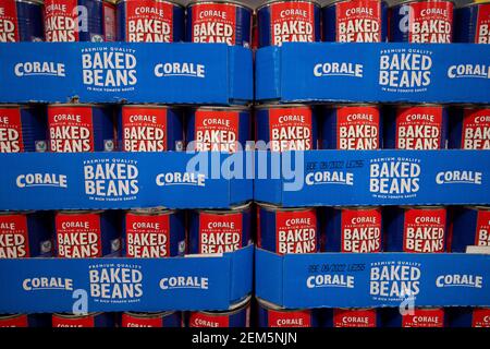 Ein Stapel von Corale gebackenen Bohnen zum Verkauf in einem Supermarkt. Stockfoto