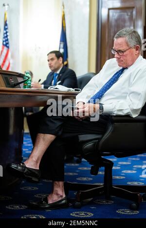 Washington, USA. Februar 2021, 24th. VEREINIGTE STAATEN - FEBRUAR 24: Senator Richard Burr, R-N.C., rechts, und stellvertretender Vorsitzender Senator Marco Rubio, R-Fla., nehmen an der Bestätigungsverhandlung des Senate Select Intelligence Committee für William Burns, Nominee für den Direktor der Central Intelligence Agency, im Russell Senate Office Building auf dem Capitol Hill in Washington, DC, am Mittwoch, den 24. Februar 2021 Teil. (Foto von Tom Williams/Pool/Sipa USA) Quelle: SIPA USA/Alamy Live News Stockfoto