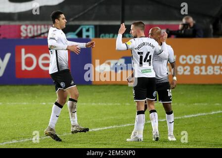 Ben Cabango (links) von Swansea City feiert das erste Tor des Spiels während des Sky Bet Championship-Spiels im Liberty Stadium, Swansea. Bilddatum: Mittwoch, 24. Februar 2021. Stockfoto