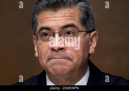 Washington, USA. Februar 2021, 24th. Xavier Becerra erscheint vor der Anhörung des Finanzausschusses des Senats über seine Ernennung zum Sekretär für Gesundheit und menschliche Dienste (HHS) auf dem Capitol Hill in Washington, DC, USA, am 24. Februar 2021. Falls bestätigt, wäre Becerra der erste lateinische Sekretär des HHS. (Foto von Pool/Sipa USA) Quelle: SIPA USA/Alamy Live News Stockfoto