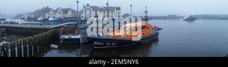 RNLI Shannon Klasse Rettungsboot in Eyemouth Hafen vor Anker Stockfoto