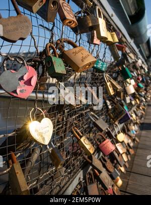 Liebhaberschlösser auf der Pater Bernatek-Fußgängerbrücke (Kładka Ojca Bernatka), Lovers-Brücke über die Weichsel. Krakau, Polen. Stockfoto